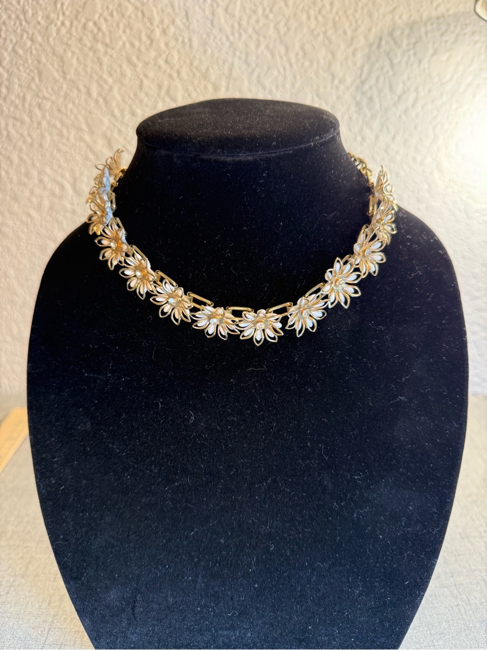 Vintage 1960s White Enamel Daisy Choker Necklace Rhinestone Flower Power Mod